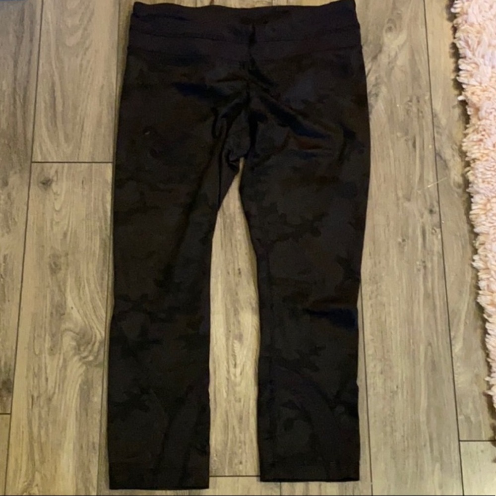 Lululemon camo crop size 8
